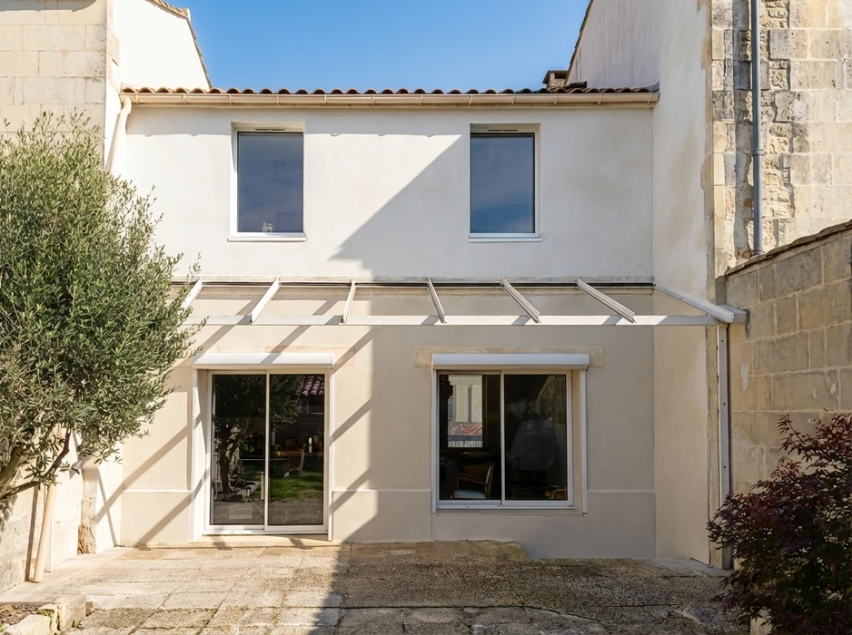 Façade arrière d'une maison de ville rénovée, style sud-ouest français
