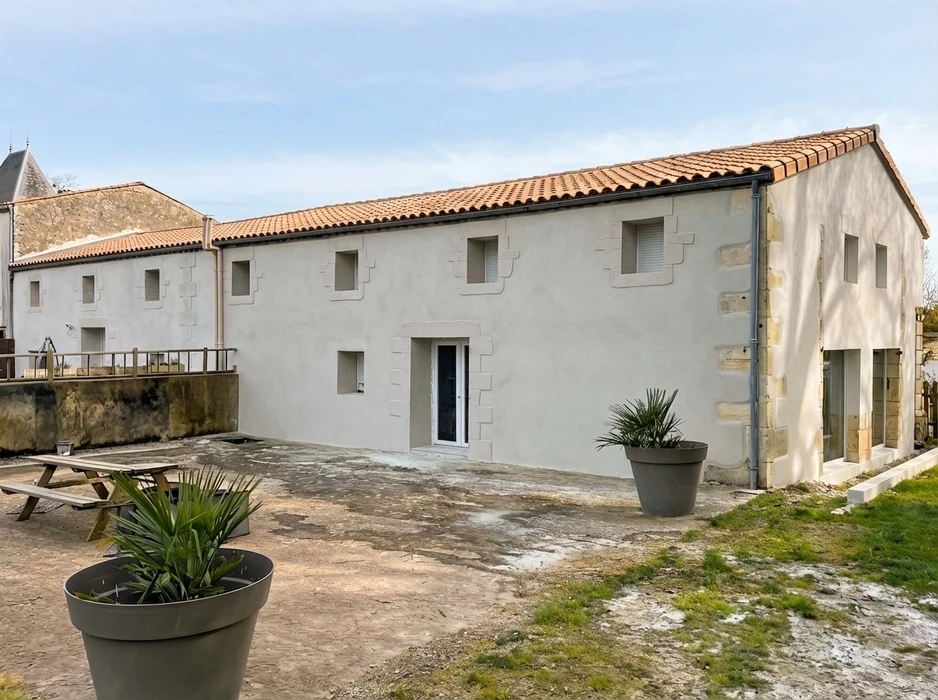 Bâtiment rural rénové, vue extérieure sur cour