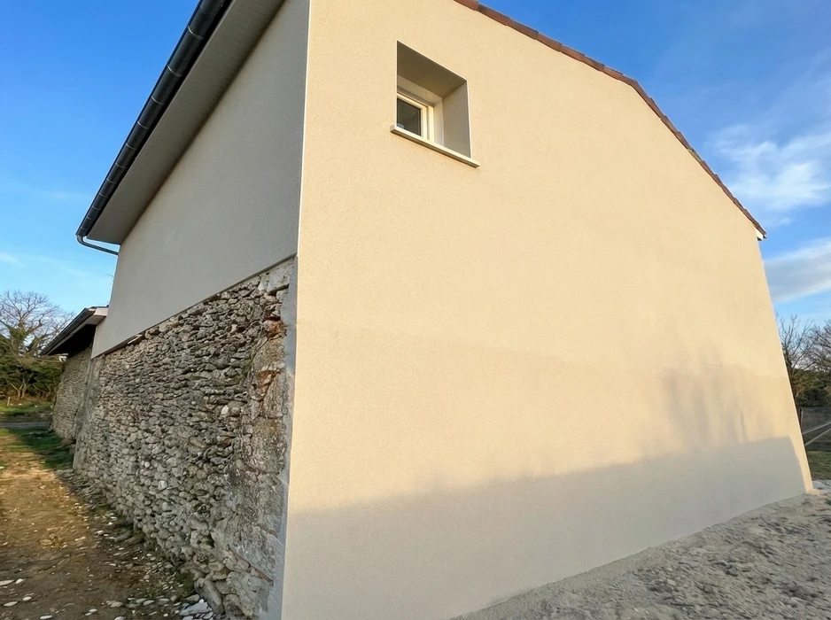 Façade pignon d'une maison rénovée, vue en angle