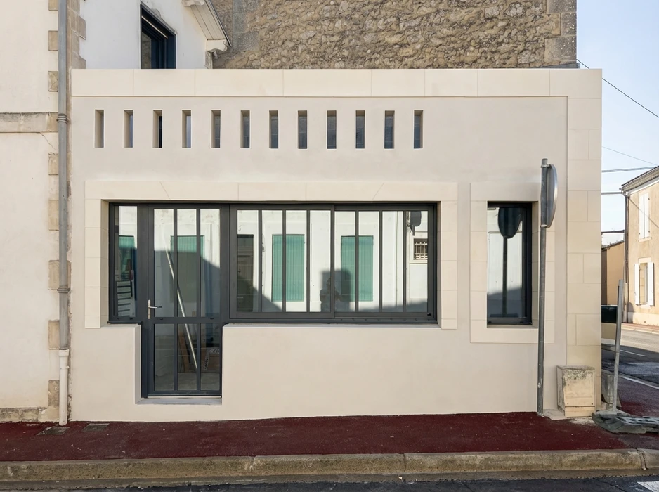 Façade extérieure d'une maison de plain-pied, enduit talochó beige, toiture tuiles canal terre cuite avec gouttière zinc