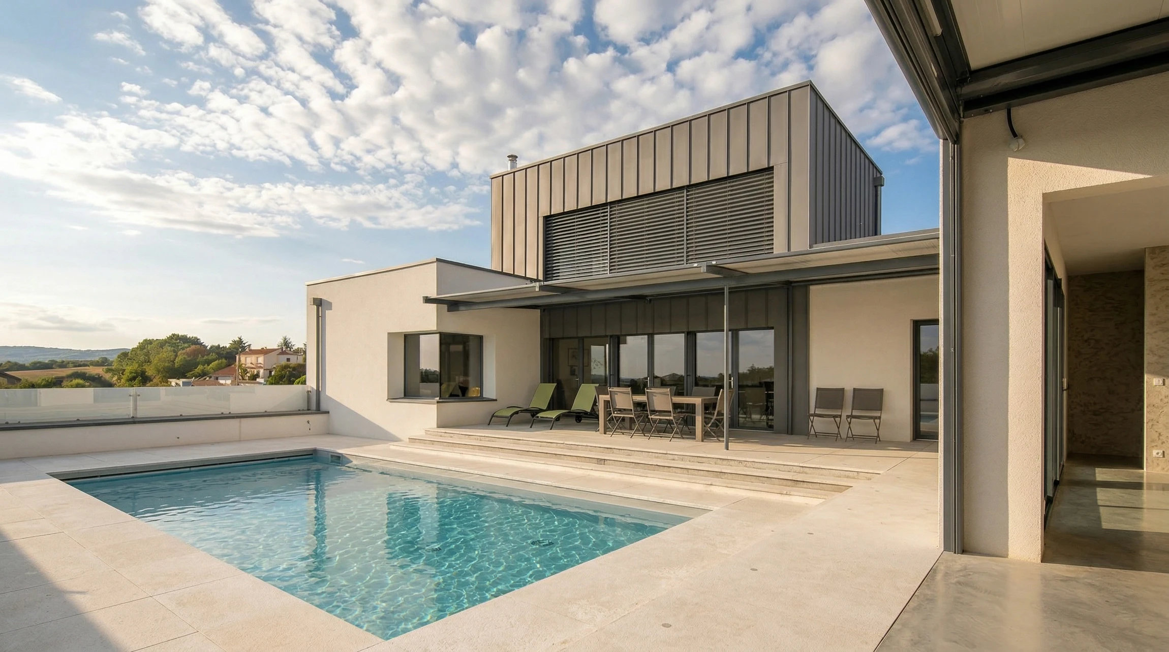 Villa contemporaine avec piscine extérieure rectangulaire, dallage en pierre calcaire beige, terrasse couverte avec pergola aluminium
