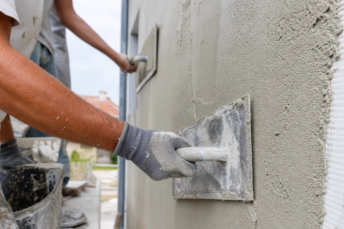 Chantier de rénovation extérieure d'un bâtiment résidentiel avec échafaudage métallique tubulaire multi-niveaux