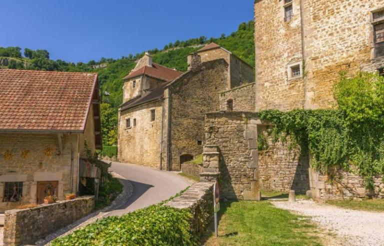 Comment rénover les façades en moellons à Pont-l'Abbé-d'Arnoult ?