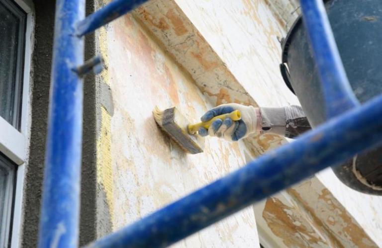 Comment reconnaître un artisan peintre qualifié pour embellir votre façade ?